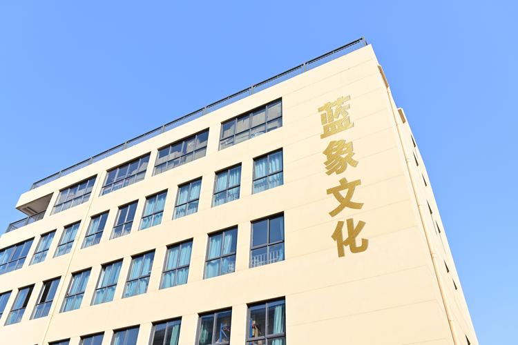 王宵星,公司经营范围包括:一般项目:教学用模型及教具销售;纸制品销售